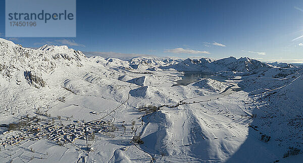 Verschneites Arbás-Tal aus der Luft