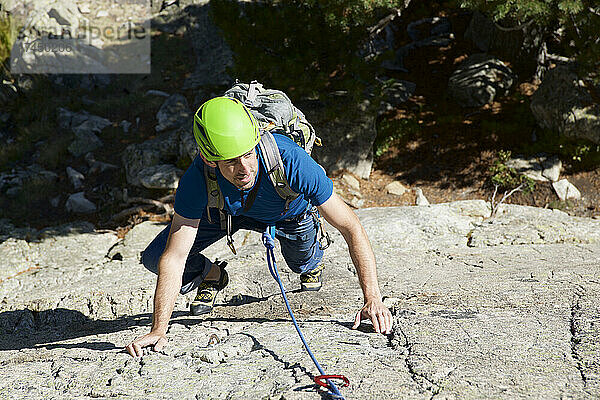 Mann klettert in Panticosa  Tena-Tal  Provinz Huesca  Spanien.