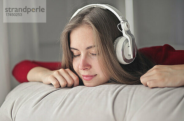 Porträt einer jungen Frau  die Musik hört