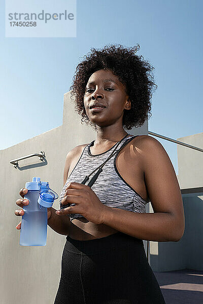 Afroamerikanische Sportlerin mit Seilspringen und Wasser