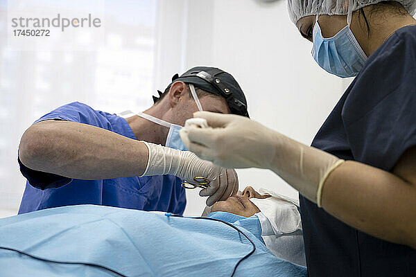 Plastische Chirurgie  Veränderung der Augenregion in einer medizinischen Klinik