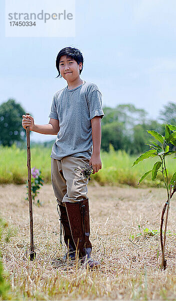 Porträt eines jungen Bauern an einem sonnigen Tag