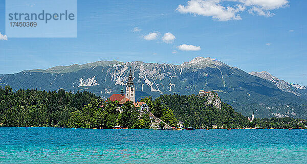 Bleder See  Kirche auf der Insel und Schloss dahinter  Slowenische Alpen