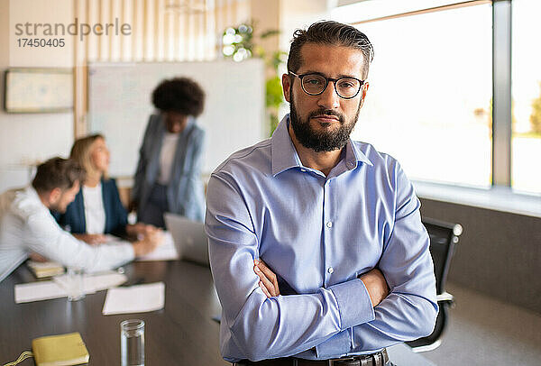 Selbstbewusster Geschäftsmann während eines Treffens im Büro