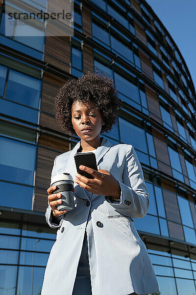 Afroamerikanischer Unternehmer surft auf dem Handy