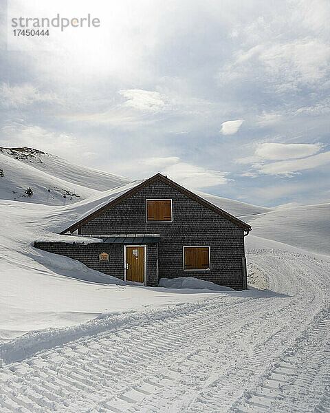 Berghütte mit Schnee bedeckt