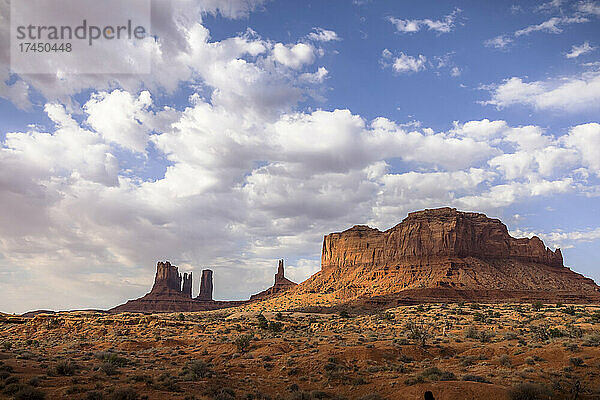 Landschaften und Ausblicke am Straßenrand in der Nähe von Monument Valley  Arizona.