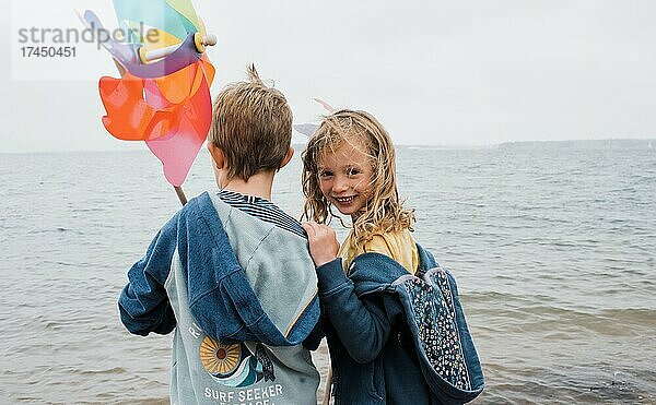 Porträt eines jungen Mädchens und ihres Bruders  die am Strand spielen