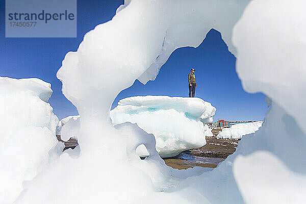Mann steht auf einem Meereisbrocken  Iqaluit  Kanada.