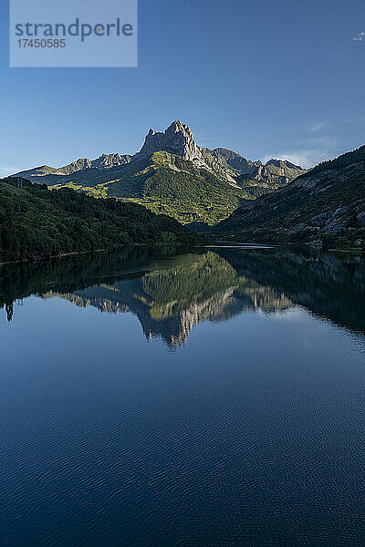 Lanuza-Stausee und Peña Foratata im Hintergrund  Tena-Tal