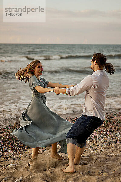 Paar tanzt am Meer
