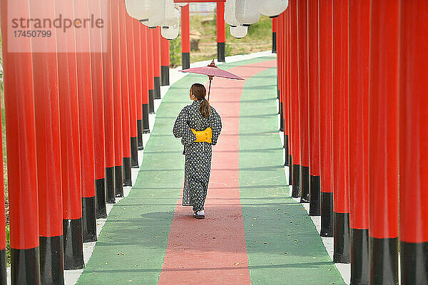 Asiatische Frau trägt japanischen traditionellen Kimono Japan