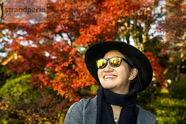 Frau erkundet Kyoto während des Herbstfestivals