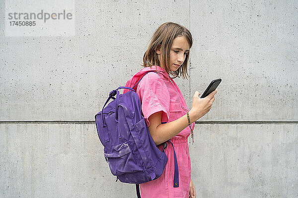 Teenager-Mädchen benutzt Handy draußen