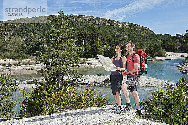 couple looking at map on hiking trip through the Verdon canyon