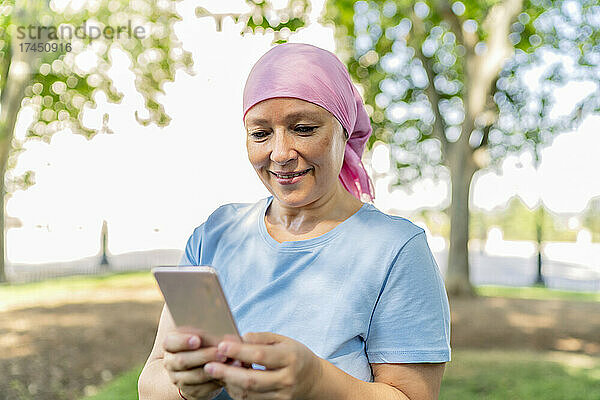 Frau mit Krebsschal  die ihr Smartphone benutzt