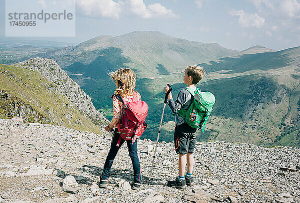 Kinder auf dem Gipfel des Mount Snowdon  Wales  genießen die schöne Aussicht