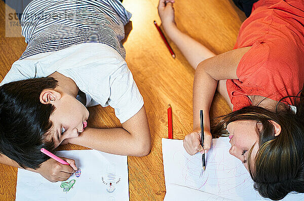 Junge und seine Schwester zeichnen und haben Spaß zu Hause
