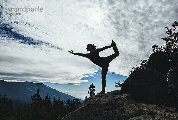 Silhouette einer Frau praktiziert Yoga  Sequoia-Nationalpark  Kalifornien