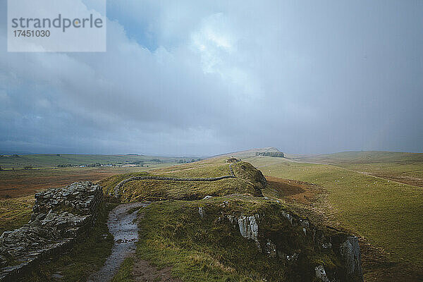 Eine endlose Landschaft entlang des Hadrianswalls im Vereinigten Königreich.