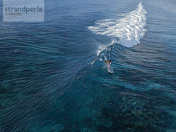 Luftaufnahme eines Surfers im Ozean