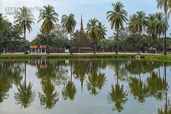 Pagode im historischen Park in Sukhothai im Norden Thailands