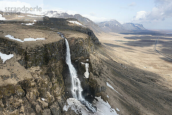 Bjarnarfoss-Wasserfall aus der Luftaufnahme im Winter