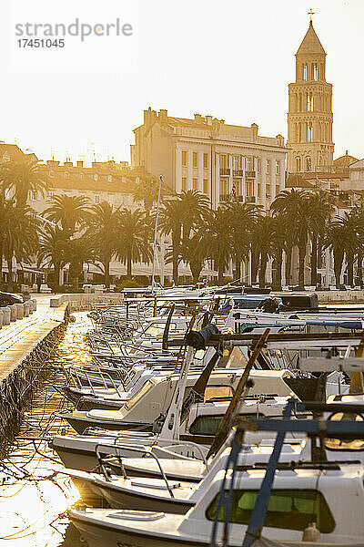 Malerische Aussicht auf den Yachthafen der Stadt Split in Kroatien