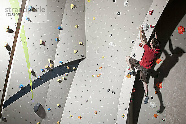 Kletterer beim Bouldern an der Indoor-Kletterwand in London