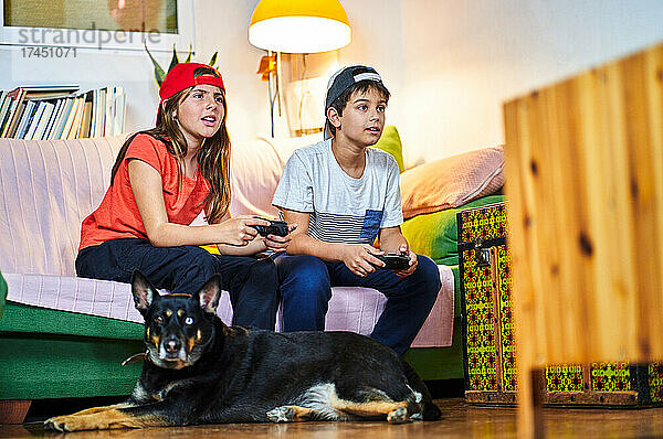 Kinder spielen gemeinsam Videospiele im Wohnzimmer