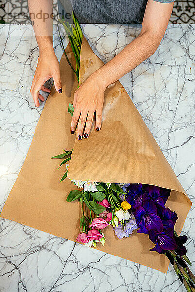 Junge Frau bereitet einen Blumenstrauß vor