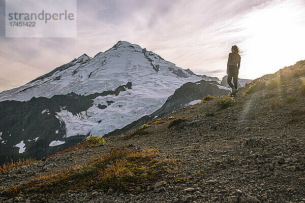 Frau in Strumpfhosen steht vor Mount Baker in den Kaskaden