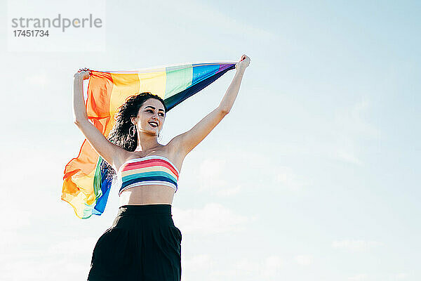 Lächelnde Frau mit LGBT-Regenbogenfahne