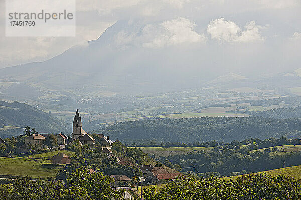 kleines Dorf in den französischen Alpen