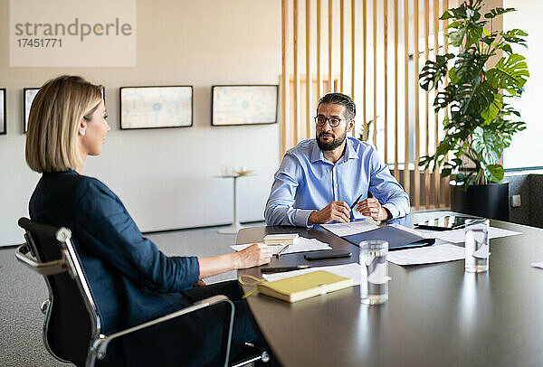 Mann und Frau unterhalten sich während des Vorstellungsgesprächs