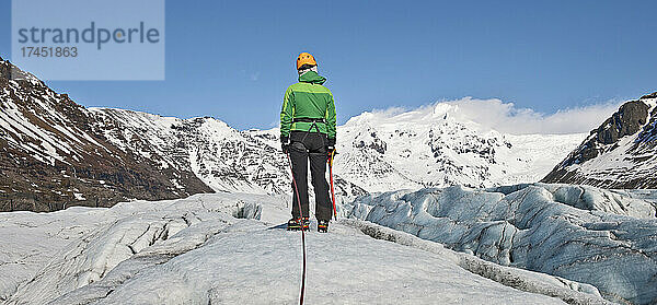 Bergsteiger erkundet den Svinafellsjökull-Gletscher in Skaftafell/Island