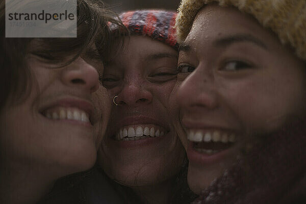 Drei süße  glückliche Frauen lachen und lächeln für ein Selfie im Winter in Europa
