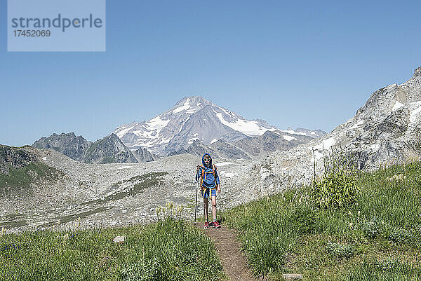 Ein Junge wandert mit dem Rucksack in der Glacier Peak Wilderness Area.