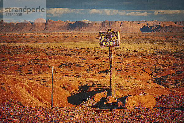 Schild „Kein Betreten“ im Monument Valley