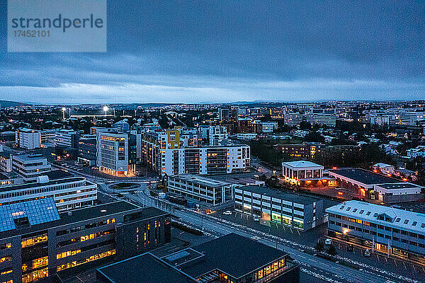 Die Stadt Reykjavik bei Nacht.