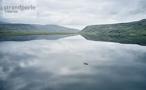 Boot schwimmt auf einem ruhigen See