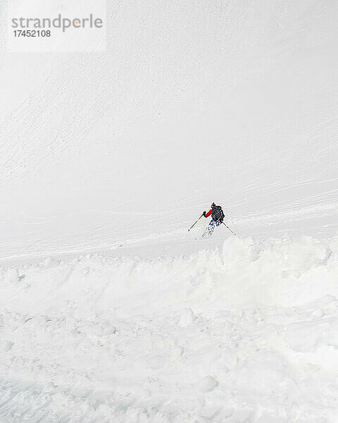 Skifahrer geht den Berghang hinunter