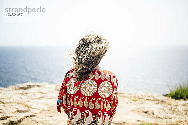 Isolierte Frau im Freien auf der Insel Formentera in Spanien