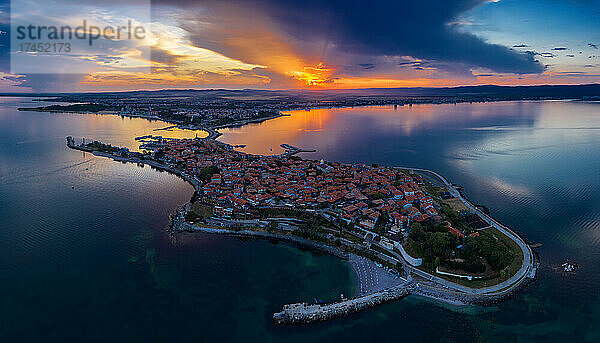 Luftaufnahme einer Küstenstadt bei Sonnenuntergang
