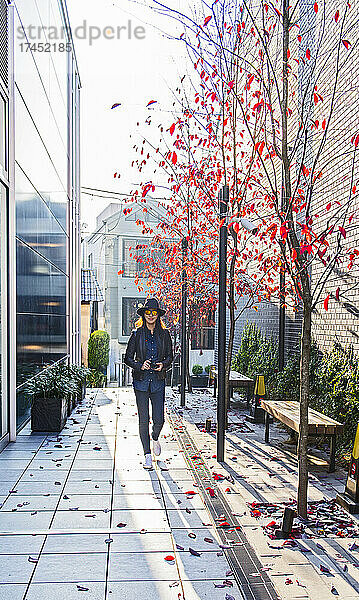 Frau geht durch die Straßen von Tokio
