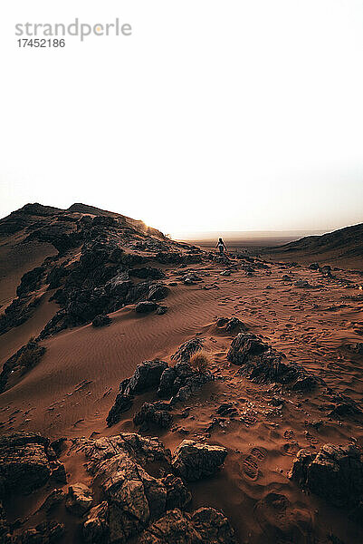 Junge Frau spaziert durch die marokkanische Wüste