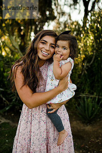Porträt einer lächelnden Mutter und kleinen Tochter in San Diego