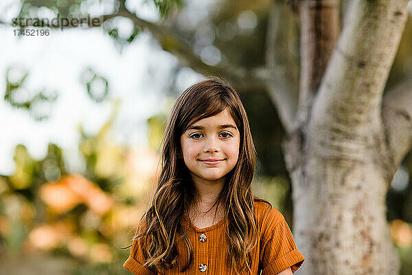 Porträt eines jungen Mädchens im Desert Garden in San Diego