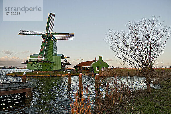 Windmühle im idyllischen niederländischen Dorf Zaanse Schans