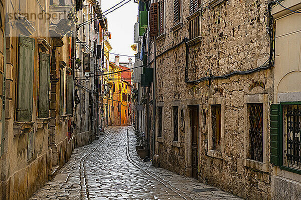 Leere Straße in der idyllischen Altstadt von Rovinj